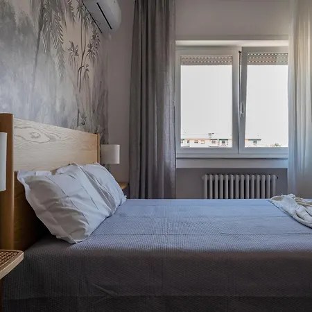 Guest house Botanica Pio X - With Private Bathroom, New Kitchen & Tram To