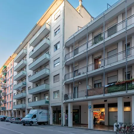 Botanica Pio X - With Private Bathroom, New Kitchen & Tram To 3*